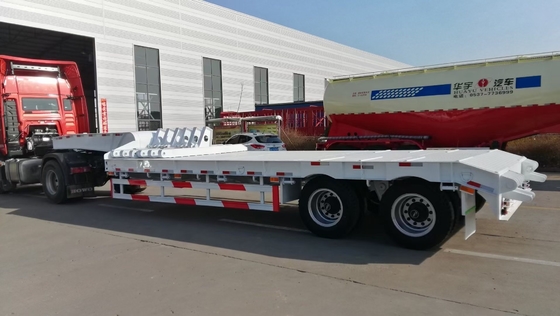 2-5 Assen Sinotruk Halve aanhangwagen met laagbed met landingsgestel 30-100t Capaciteit 12 banden