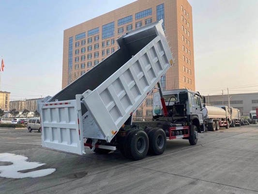 6X4 Sinotruk HOWO 10 banden Volume Sand Tipper Truck Dump Truck met 300L Tanker