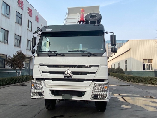 6X4 Sinotruk HOWO 10 banden Volume Sand Tipper Truck Dump Truck met 300L Tanker