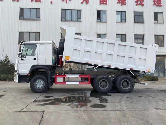 6X4 Sinotruk HOWO 10 banden Volume Sand Tipper Truck Dump Truck met 300L Tanker