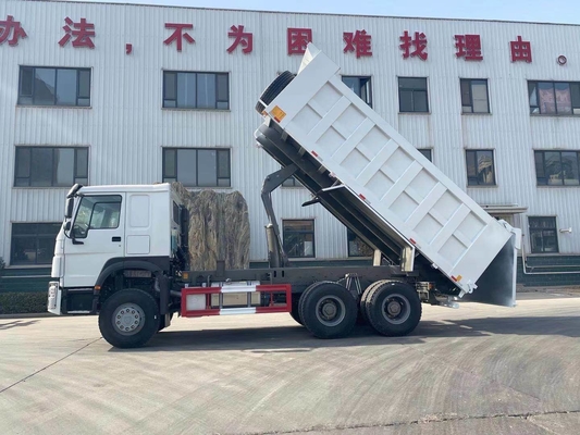 6X4 Sinotruk HOWO 10 banden Volume Sand Tipper Truck Dump Truck met 300L Tanker