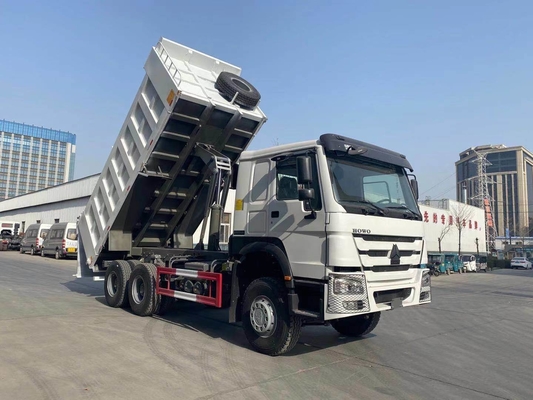 6X4 Sinotruk HOWO 10 banden Volume Sand Tipper Truck Dump Truck met 300L Tanker