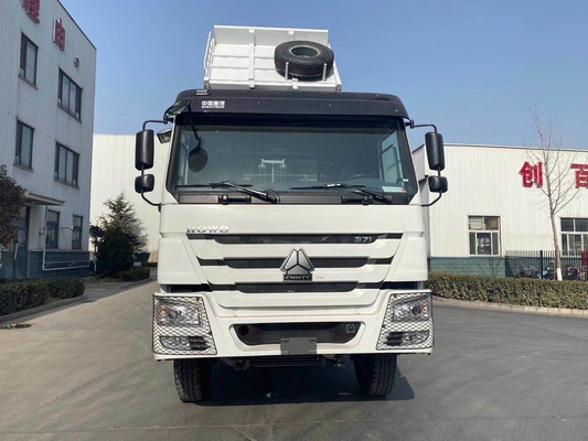 6X4 Sinotruk HOWO 10 banden Volume Sand Tipper Truck Dump Truck met 300L Tanker