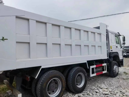 Tweedehands Sinotruk HOWO Truck Gebruikte vrachtwagens met recht rijden 20cbm Bucket Dimension