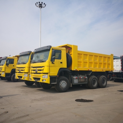 300L brandstoftanker Sinotruk 6X4 371 pk Gebruikte tweedehands dumptanker voor ≤5 zitplaatsen