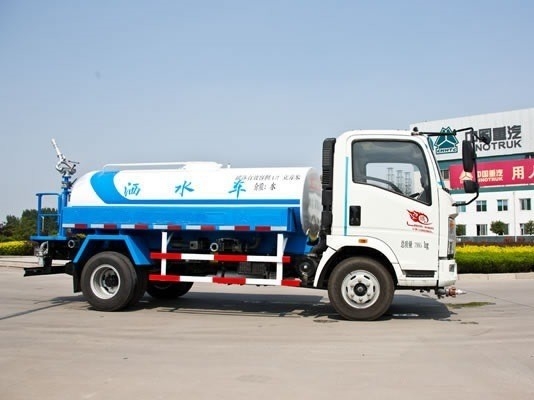 30T nuttige lading Sinotruck HOWO 4X2 Mini 2000 Gallon Water Truck met D12.42 motor