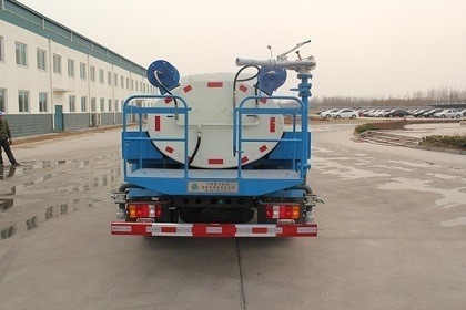 30T nuttige lading Sinotruck HOWO 4X2 Mini 2000 Gallon Water Truck met D12.42 motor