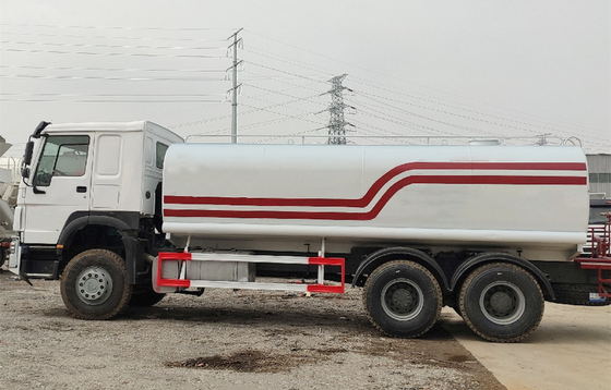 30T nuttige lading Gebruikte watertruck tank Sinotruck HOWO 6X4 10 wiel 375HP 20000 liter