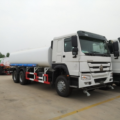 Sinotruk HOWO Water Tank Truck Cabin met één slaapplaats en twee zitplaatsen Motorvermogen&gt;8L
