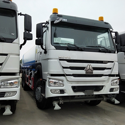 Sinotruk HOWO Water Tank Truck Cabin met één slaapplaats en twee zitplaatsen Motorvermogen&gt;8L