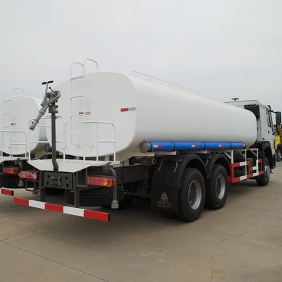 Sinotruk HOWO Water Tank Truck Cabin met één slaapplaats en twee zitplaatsen Motorvermogen&gt;8L