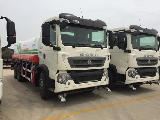 Sinotruk HOWO Water Tank Truck Cabin met één slaapplaats en twee zitplaatsen Motorvermogen&gt;8L