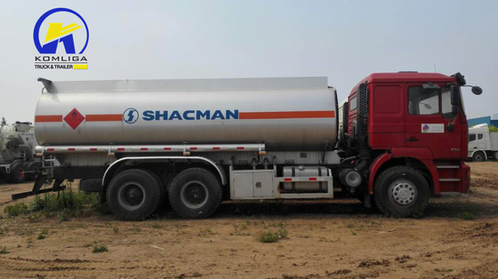 5600X2300X1500 20cbm Een slaapwagen met A/C Shacman 8X4 12wheel Oil Tank Truck