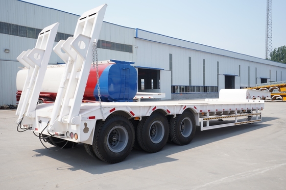 Sinotruk HOWO 3-assige 60t half lage trailer met oprit 7000-8000 mm wielbasis platbed