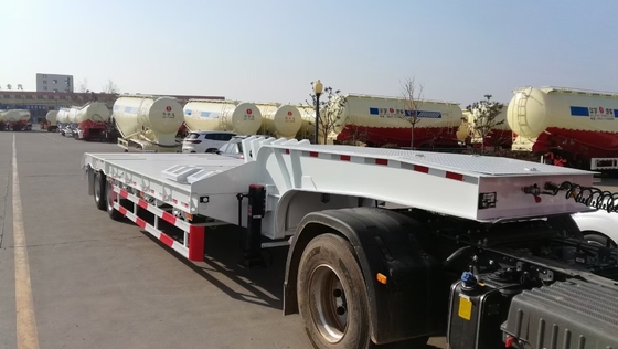 Sinotruk HOWO 3-assige 60t half lage trailer met oprit 7000-8000 mm wielbasis platbed