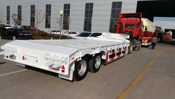 Sinotruk HOWO 3-assige 60t half lage trailer met oprit 7000-8000 mm wielbasis platbed