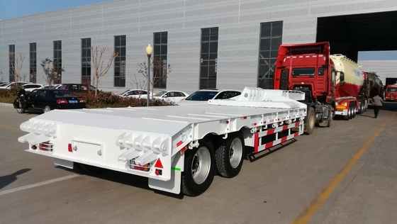 2-5 Assen Sinotruk Halve aanhangwagen met laagbed met landingsgestel 30-100t Capaciteit 12 banden