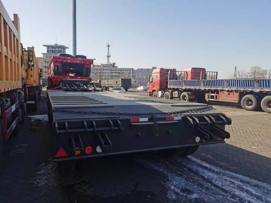 Ganshals Zwaar werk 3 assen 50 ton 60 ton Containertractor laagbed aanhangwagen met materialen