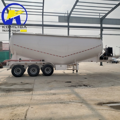Boxtractor-half-aanhanger met technische onderdelen en standaard veiligheidsbeveiliging